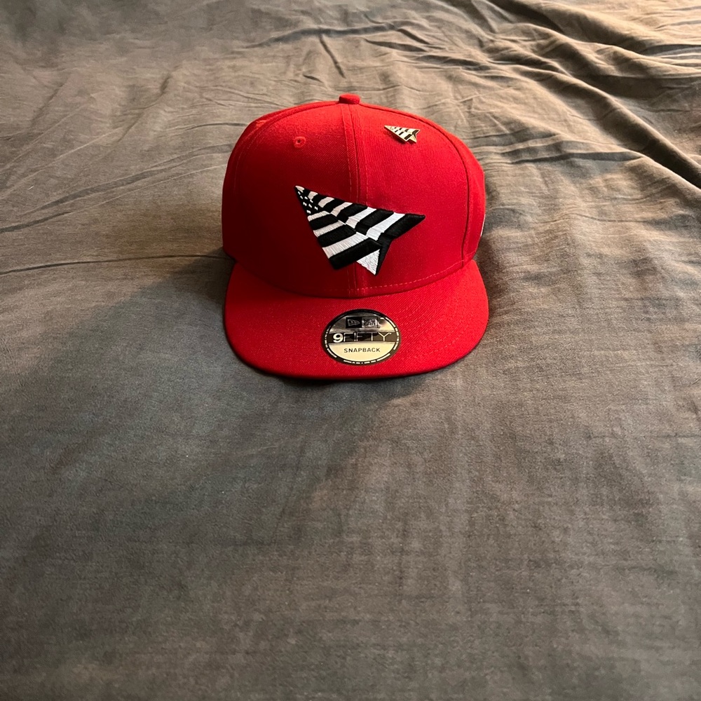 Red RocNation Paperplanes Snackback - Picture 2 of 3